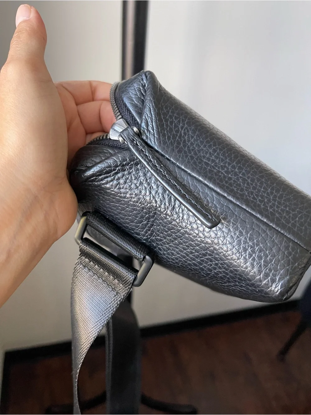 GRAMS(28) 157 Essential Everyday Sling Lightweight ITALIAN Leather Black Bag